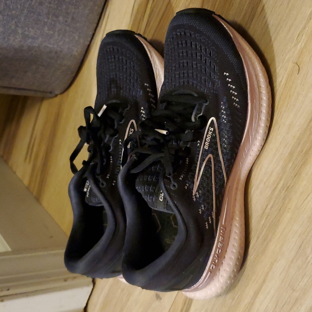 Brooks women's 8 Glycerin 19 black and rose gold